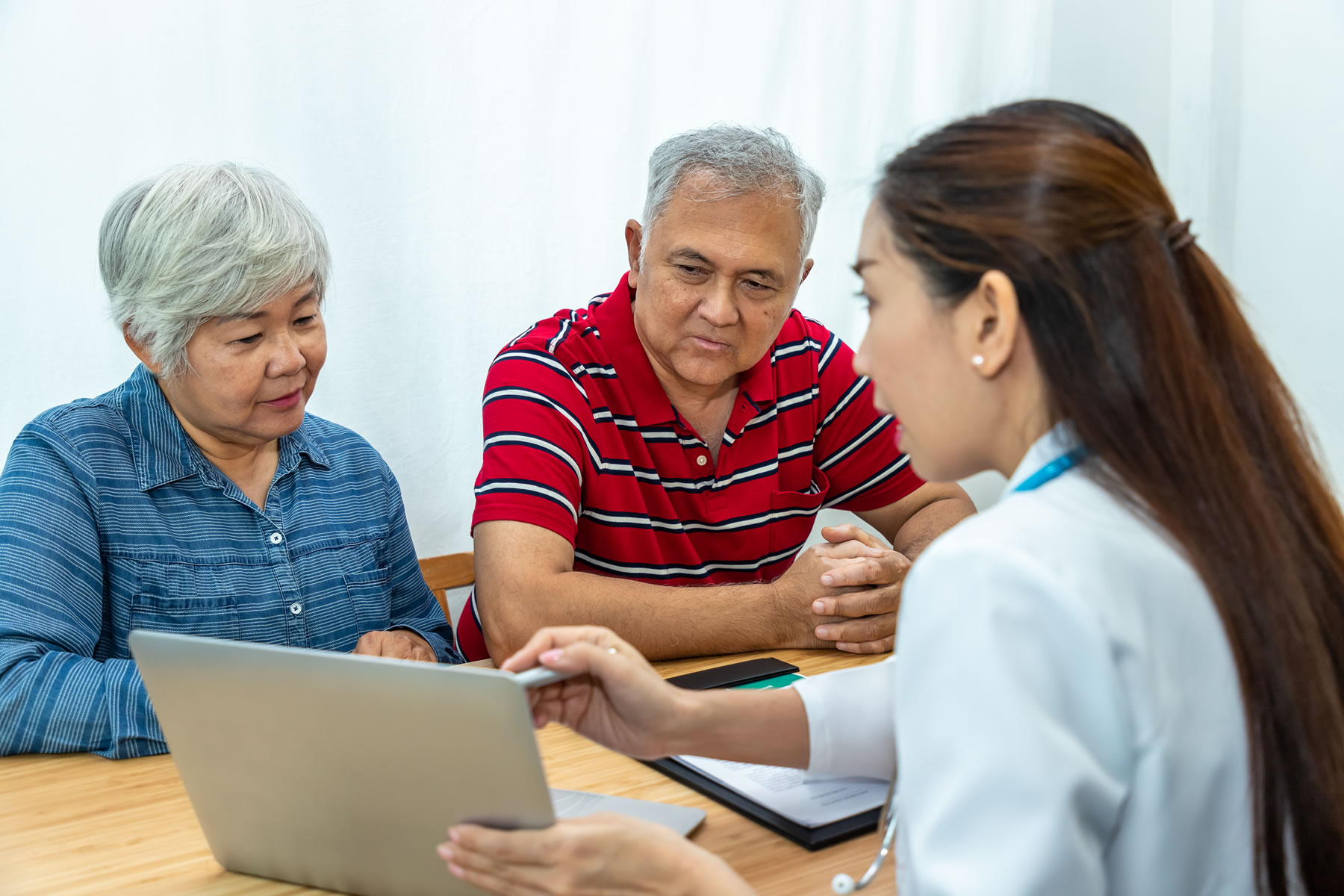 Menyokong Ibu Bapa dengan Demensia: Bila Masa untuk Mencari Penjagaan Khusus?